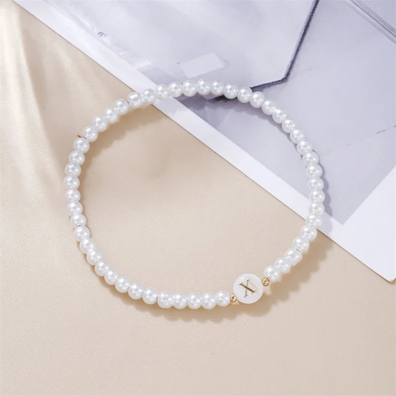 A–Z Initialen-Perlenarmband für Damen – Weiße Perlen mit Rundem Buchstabenanhänger