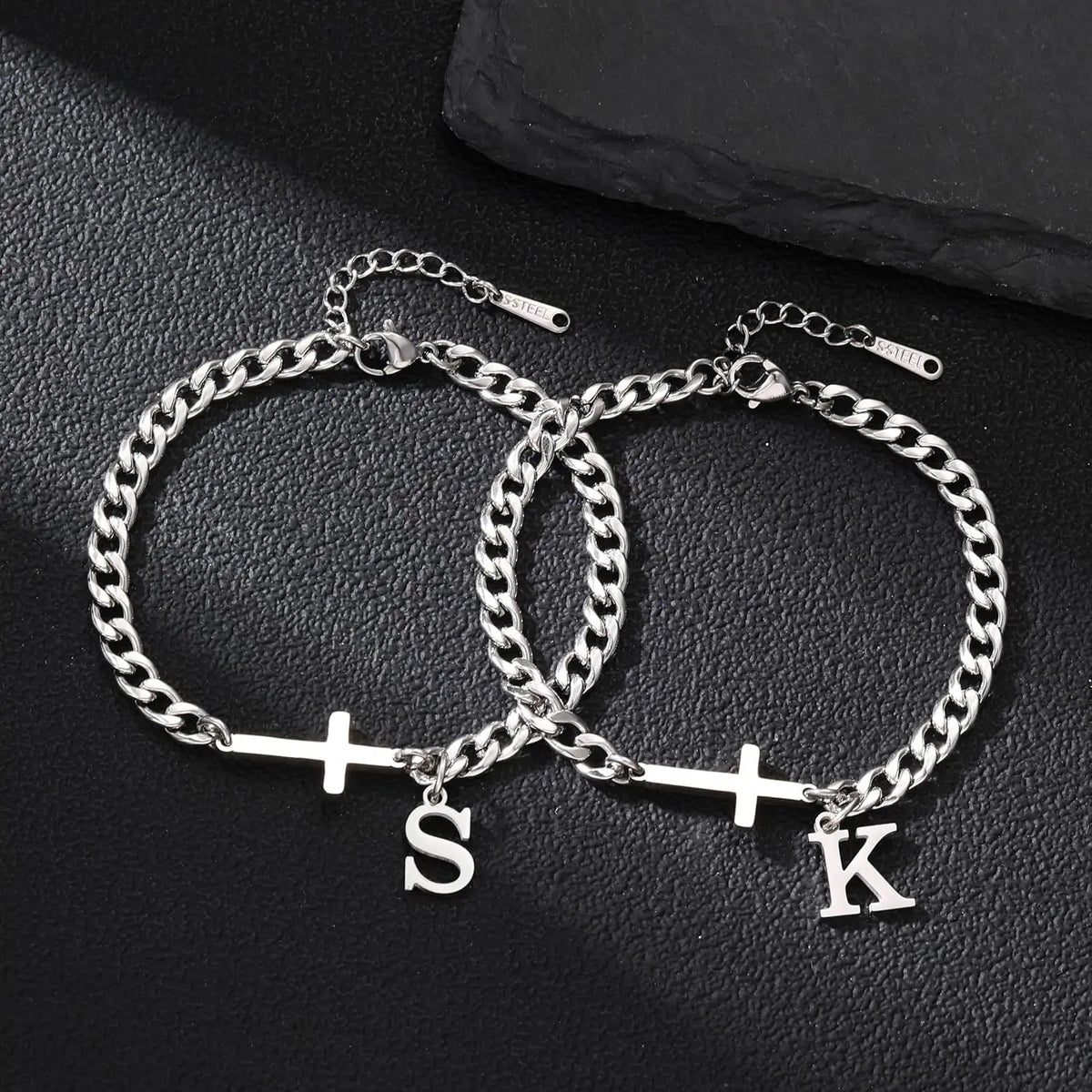 Herren Kreuz-Panzerarmband mit Initiale – A–Z Edelstahl-Armband als Glaubensschmuck