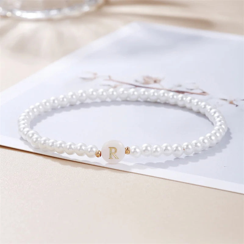 A–Z Initialen-Perlenarmband für Damen – Weiße Perlen mit Rundem Buchstabenanhänger