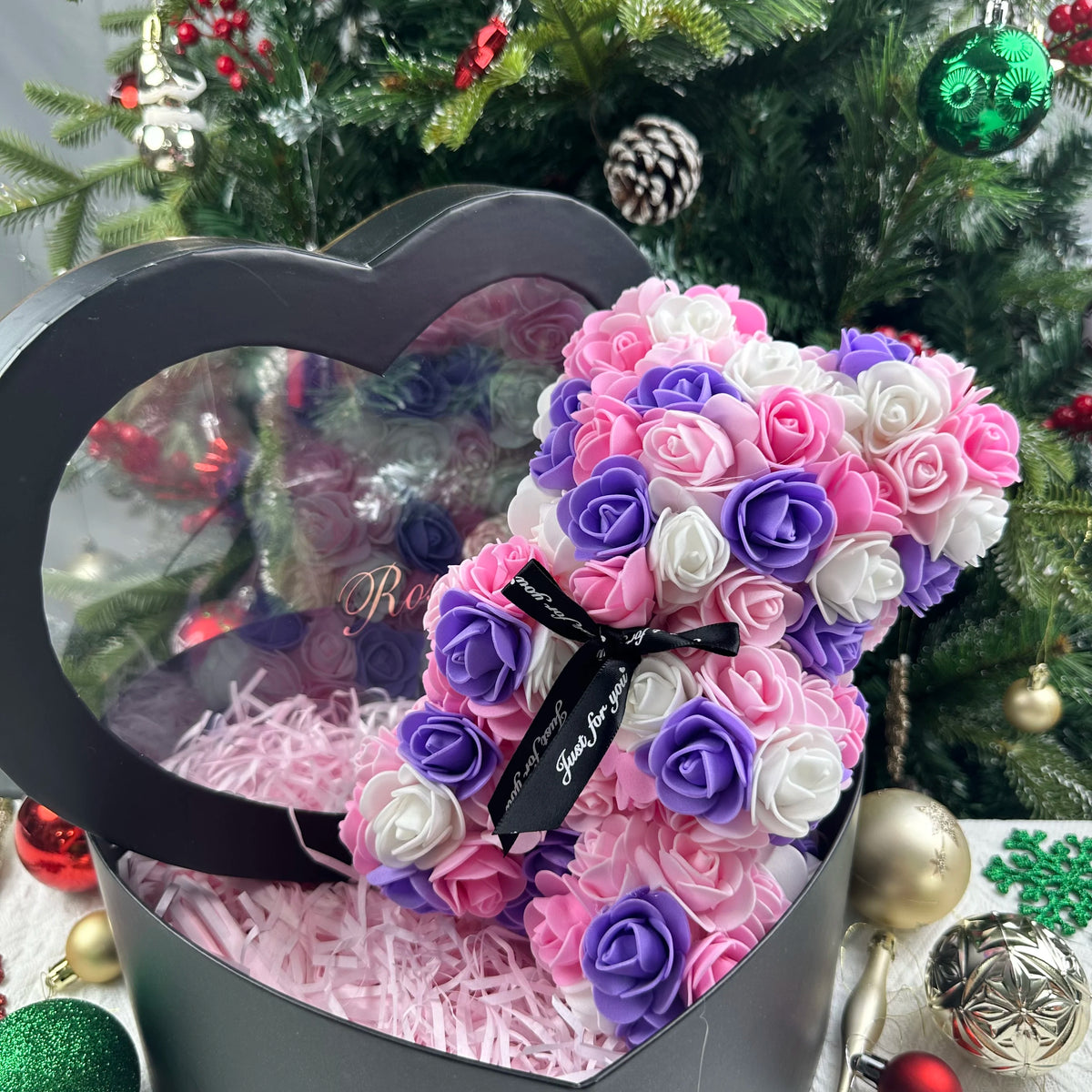 25cm Rosen-Teddybär mit Geschenkbox – Romantischer Kunstrosen-Bär zum Valentinstag oder besonderem Anlass