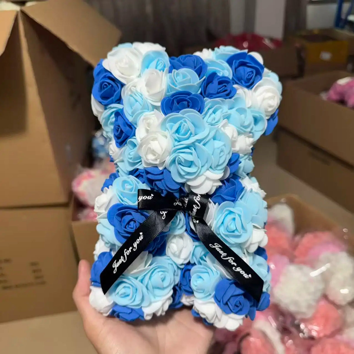 25cm Rosen-Teddybär mit Geschenkbox – Romantischer Kunstrosen-Bär zum Valentinstag oder besonderem Anlass