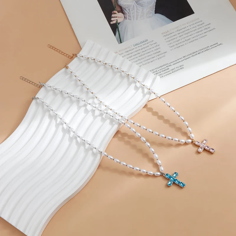 Kreuz-Halskette mit Rosa Zirkon & Ovaler Perle – Eleganter Damen-Schmuck als Geschenk
