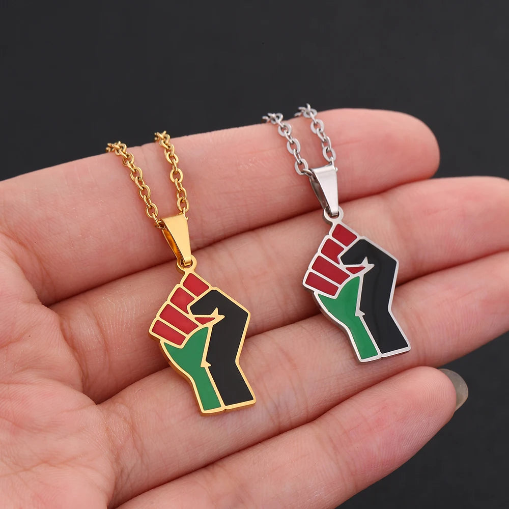 Afrikanisch Inspirierte Halskette mit Erhobener Faust – Edelstahl-Anhänger in Gold- oder Silberfarbe