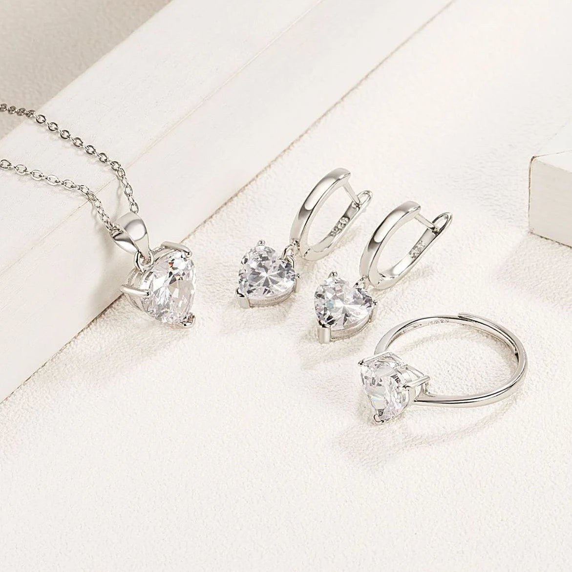 Romantisches Herz-Schmuckset für Damen – Silberfarbene Zirkon-Halskette, Creolen & Ring
