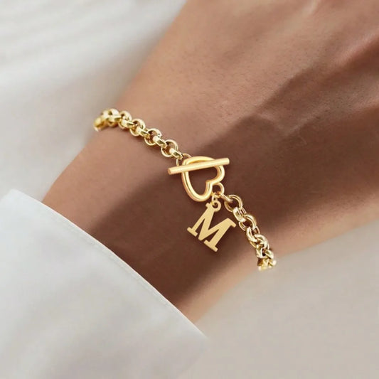 Vergoldetes A-Z Initialen-Herzarmband – Edelstahl-Buchstabenarmband mit Knebelverschluss für Damen, Valentinstags- & Liebesgeschenk