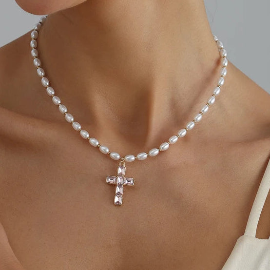 Kreuz-Halskette mit Rosa Zirkon & Ovaler Perle – Eleganter Damen-Schmuck als Geschenk