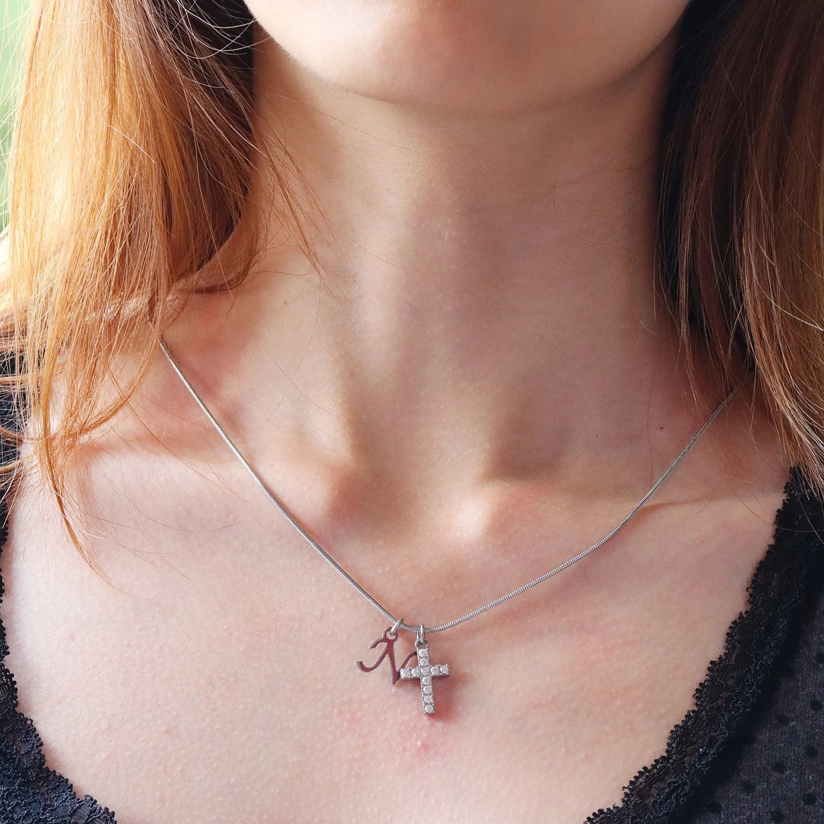 A-Z Initialen-Zirkonia-Kreuz-Halskette für Damen – Wasserfester Edelstahl Mini-Buchstabenanhänger mit Schlangenkette & Personalisiertem Schmuck