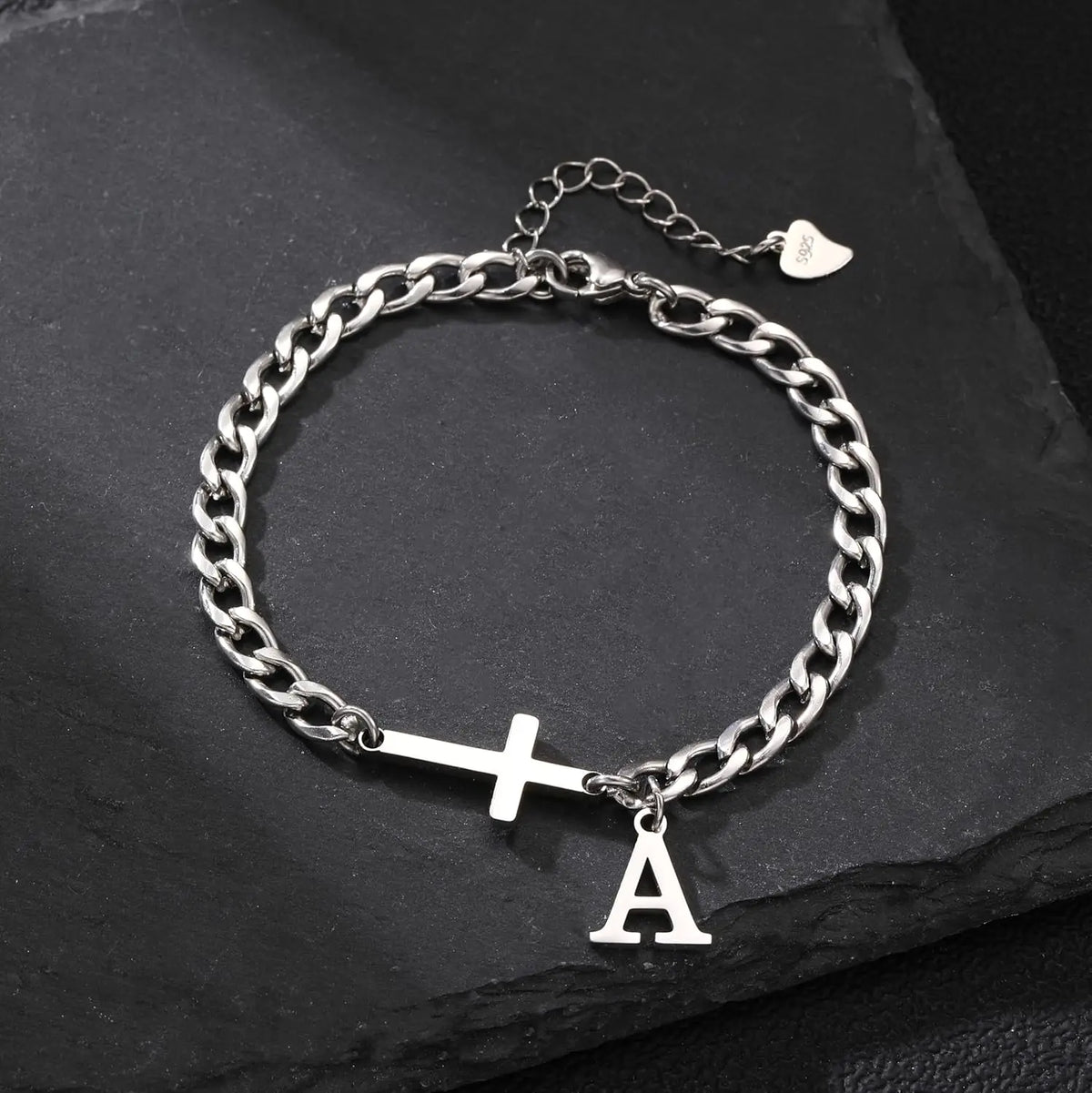 Herren Kreuz-Panzerarmband mit Initiale – A–Z Edelstahl-Armband als Glaubensschmuck