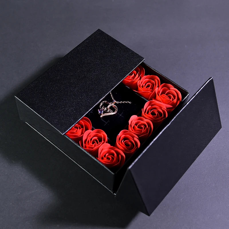 Geschenkbox mit Ewiger Rose, Anhänger-Halskette & Rosenseife – Elegantes Schmuckgeschenk für Damen